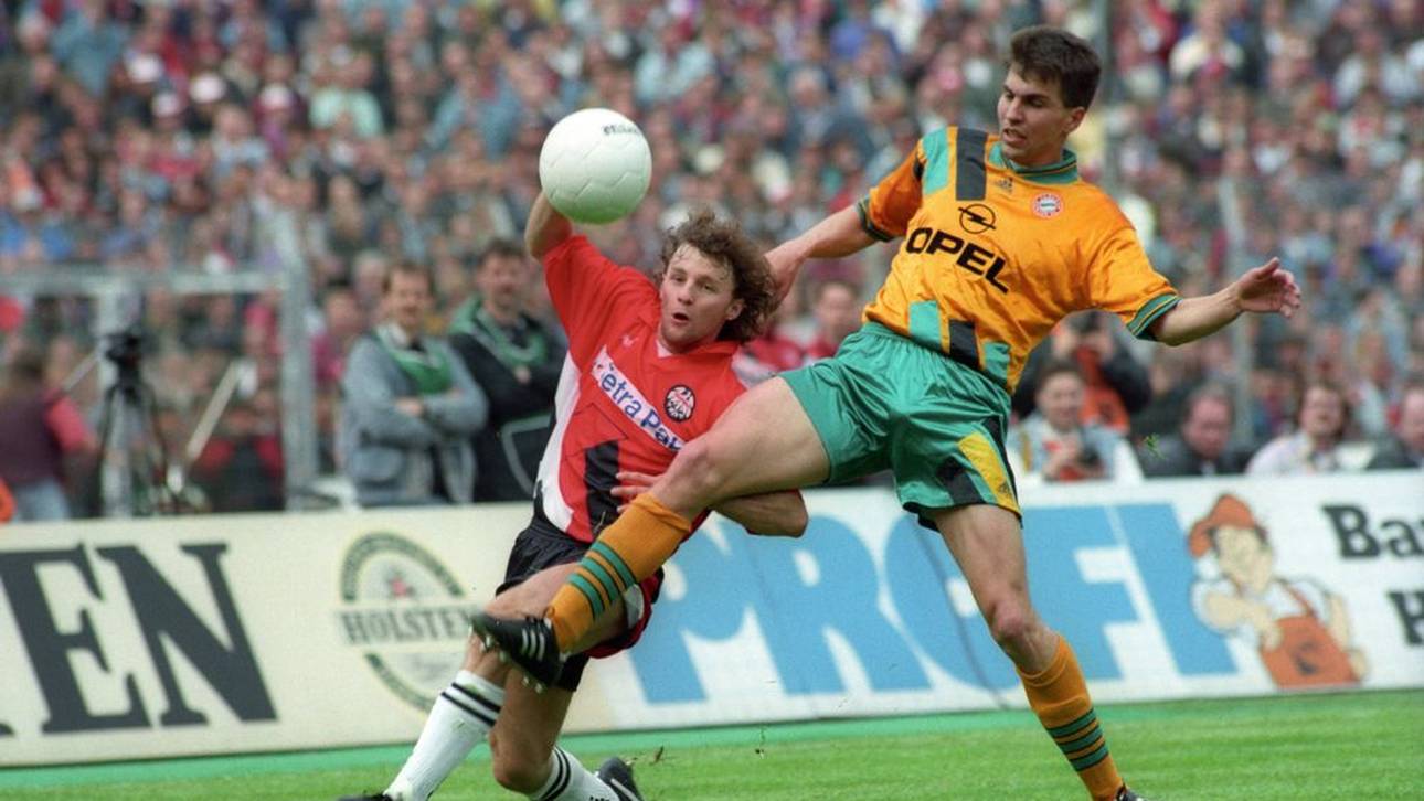 Bayerns Markus Babbel (r.) im Zweikampf mit Frankfurts Marek Penksa