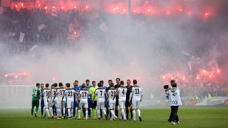 Fans des 1. FC Magdeburg brennen gegen Dynamo Dresden Pyrotechnik ab