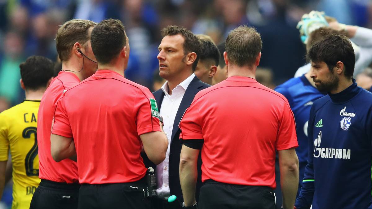 S04-Trainer Markus Weinzierl bleibt der erste Derbysieg verwehrt. Schalke bleibt durch den Punktgewinn Neunter
