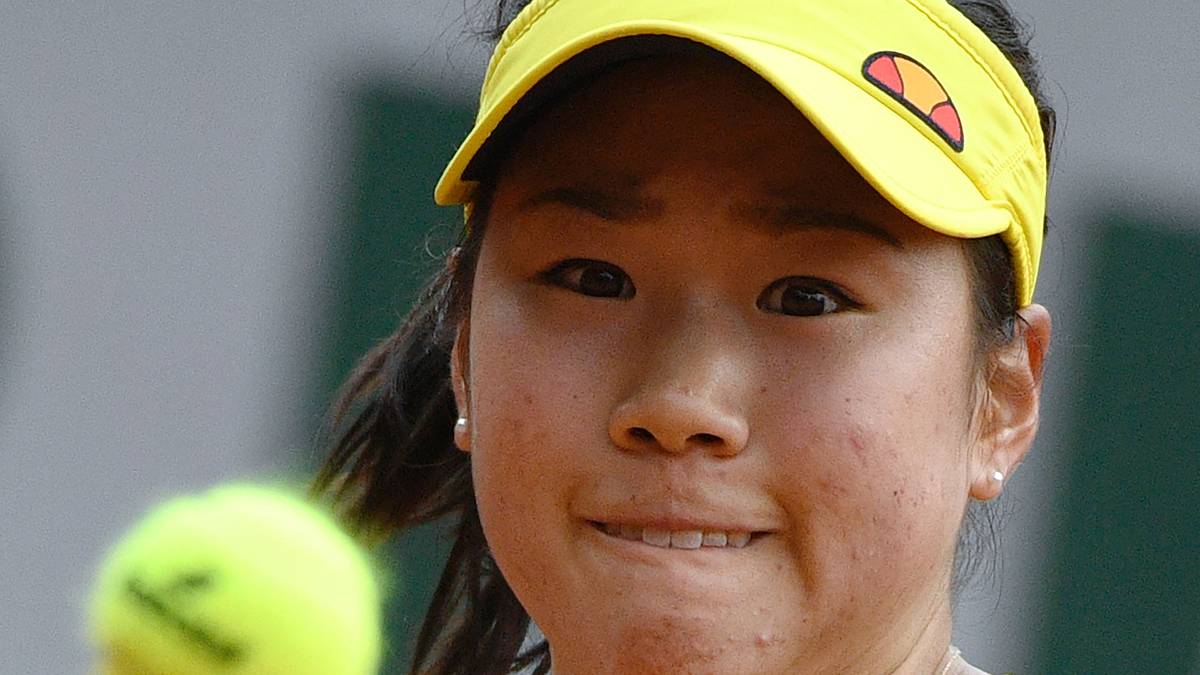 Nao Hibino hat das A und O des Tennis verinnerlicht und fixiert den Ball an