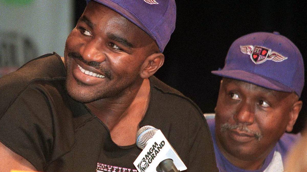 DON TURNER: Der US-Amerikaner (r.) hat mehr als 20 Schwergewichts-Weltmeister trainiert, darunter Evander Holyfield (l.) und Larry Holmes. Turner wurde 1996 zum "Boxtrainer des Jahres" gewählt