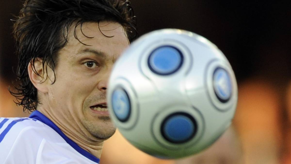 JARI LITMANEN: Jari Litmanen trifft es in dieser Hinsicht gleich doppelt. Zuerst fällt er eine Treppe im Bauernhaus seiner Eltern herunter und verstaucht sich Nacken und Rücken. Dann bekommt er auch noch einen Kronkorken von einer Flasche seines Managers in die Augen. Von beiden Verletzungen hat sich der Finne allerdings wieder vollständig erholt