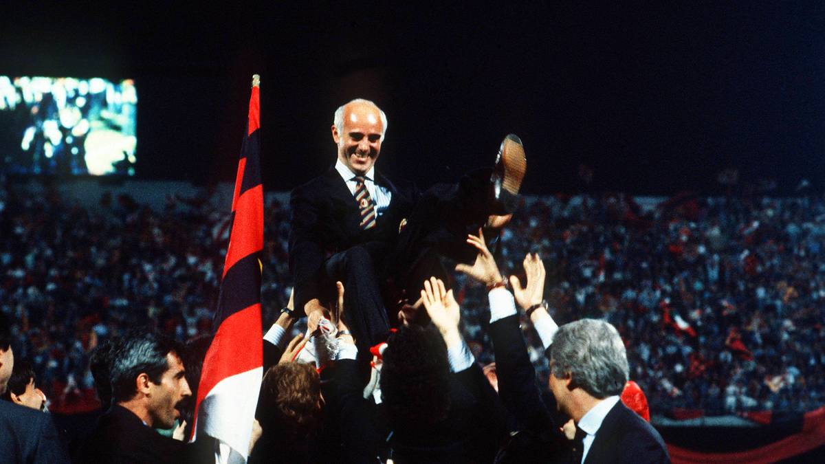 ARRIGO SACCHI (AC Mailand): Zwischen 1987 und 1991 bei Milan Architekt von zwei Siegen im Europapokal der Landesmeister. Sein kurzes Comeback Ende 1996 bis 1997 blieb erfolglos. Er schloss die Serie-A-Saison als Elfter ab und musste als Tiefpunkt gegen Erzrivale Juventus eine 1:6-Klatsche einstecken