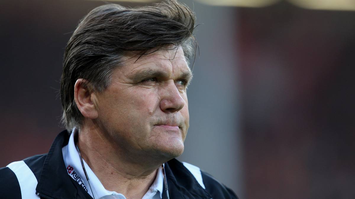 Hans Meyer (Borussia Mönchengladbach) - 66 Jahre und 206 Tage. Mitte Oktober 2008 sah es düster aus für die Fohlenelf. Abgeschlagen Tabellenletzter. Meyer übernahm und schaffte das Unmögliche: Platz 15 am Ende der Saison bedeutete den Klassenerhalt   