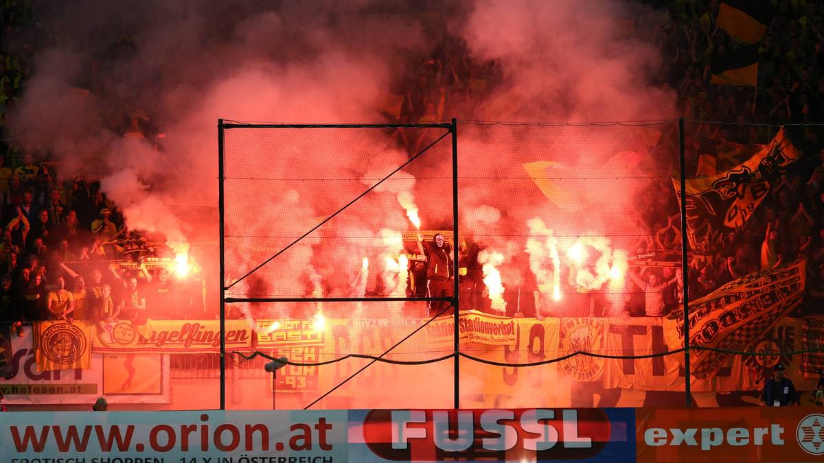 ...die dann tatsächlich mit ins Stadion geschmuggelt werden kann und für südländische Stimmung im Dortmunder Block sorgt. Da die Fußballverbände Pyrotechnik im Stadion aber noch wie vor nicht so toll finden, dürfte das ein Nachspiel für den BVB haben