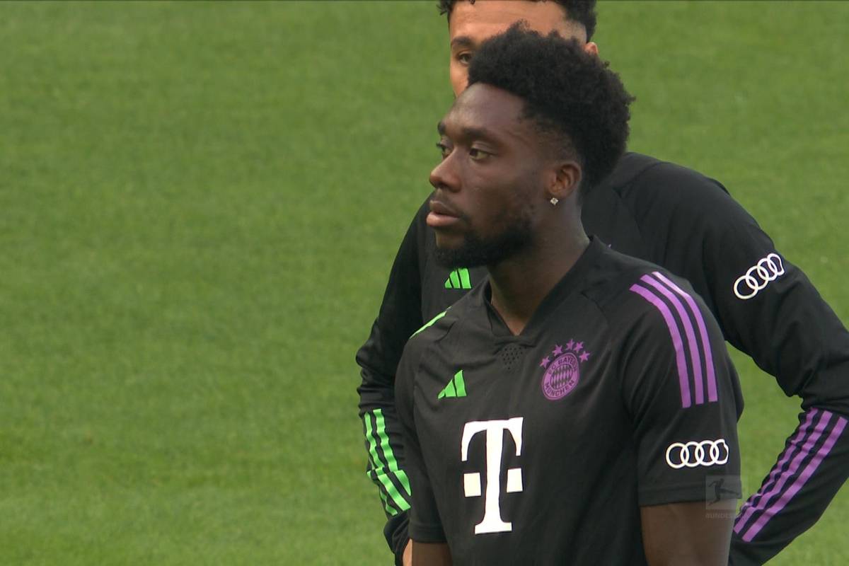 Real Madrid trifft im Ringen um Bayerns Linksverteidiger Alphonso Davies offenbar eine Entscheidung. Außerdem gerät der Transfer von Mats Hummels zum italienischen Erstligisten FC Bologna ins Wanken. 