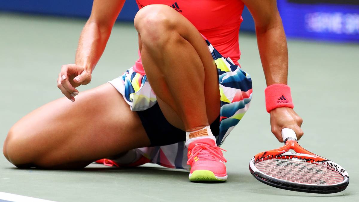 Doch im zweiten Durchgang macht Pliskova Kerber mehr zu schaffen. Das bekommt nach einem Fehler auch schon mal der Schläger zu spüren