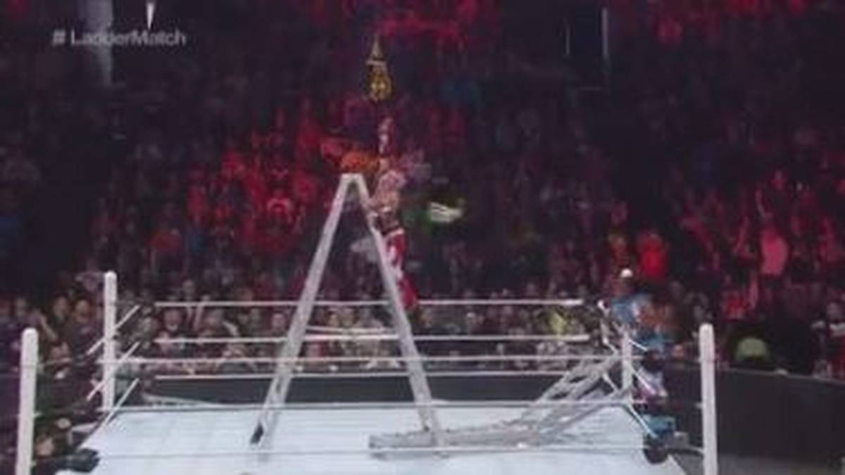 Wobei: Diesmal fliegen sogar auch Posaunen. Xavier Woods, Teil der Gruppierung The New Day, wirft das Musikinstrument, um Lucha Dragon Kalisto davon abzuhalten, die WWE-Tag-Team-Gürtel abzuhängen