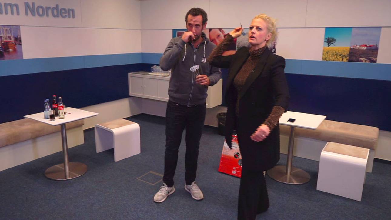 Kurioses Darts-Duell mit Schöneberger