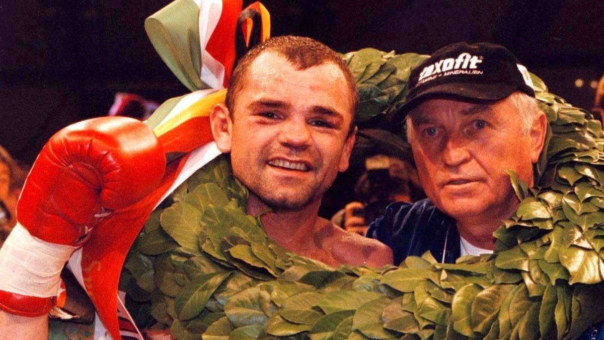 1998 gewinnt er zuerst den Supermittelgewichts-Titel nach Version der IBF, anschließend kommt noch der WBA-Titel hinzu. Mit einem Kampfrekord von 34-0 beendet er nach 23 Titelverteidigungen seine große Karriere