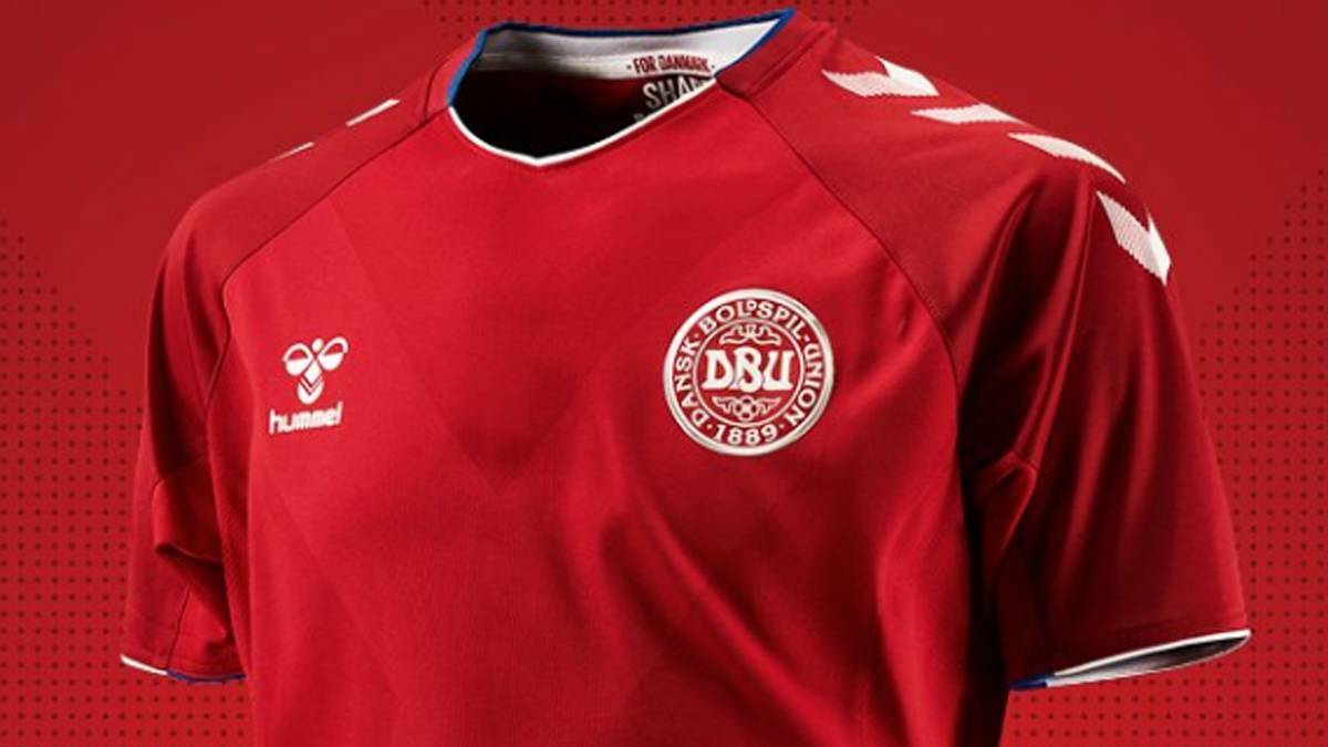 DÄNEMARK (Hummel, 69,95 Euro): Traditionell haben die Dänen die Farbe Rot auf ihrem Shirt - die WM 2018 macht da keine Ausnahme