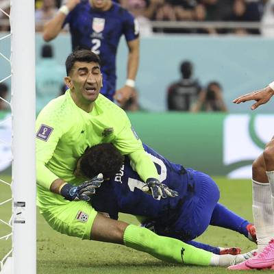 Die USA erreichen dank eines Treffers von Christian Pulisic das Achtelfinale der WM in Katar. Seine Verletzung trübt allerdings die Freude des Erfolges.