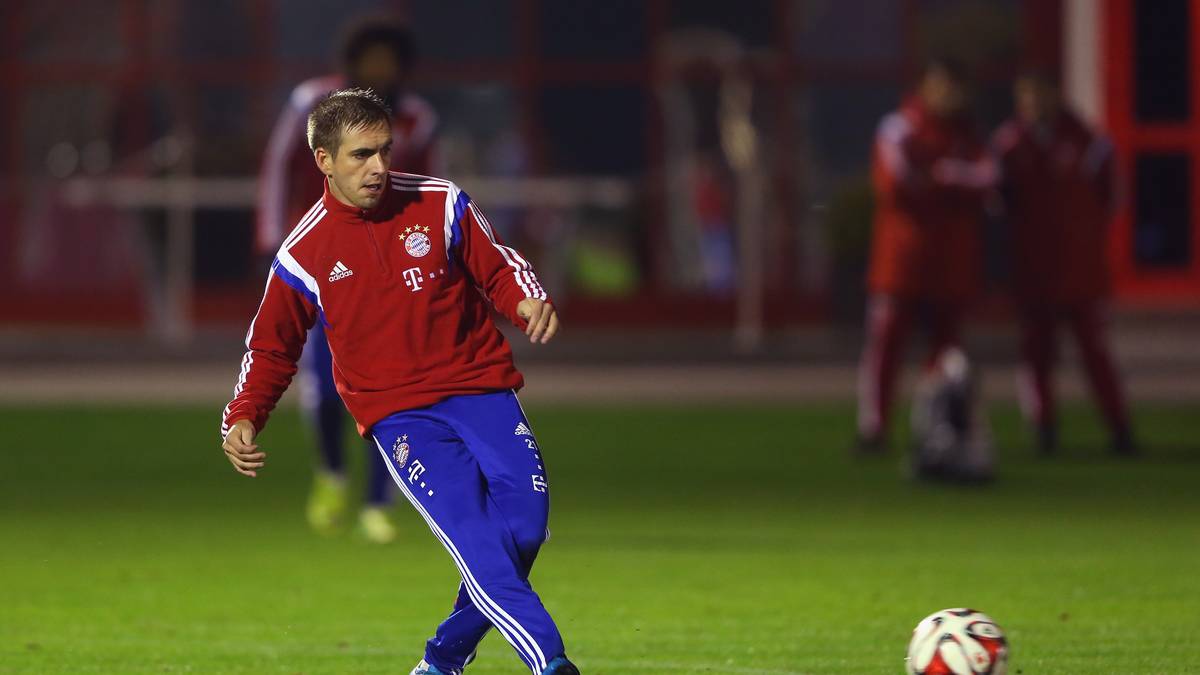 Im November 2014 dann die Schockdiagnose: Philipp Lahm fällt mit einem Knöchelbruch, den er sich im Training zugezogen hatte, für drei Monate aus. Mit nur vier Gegentoren in der Hinrunde (Rekord) werden die Bayern Herbstmeister