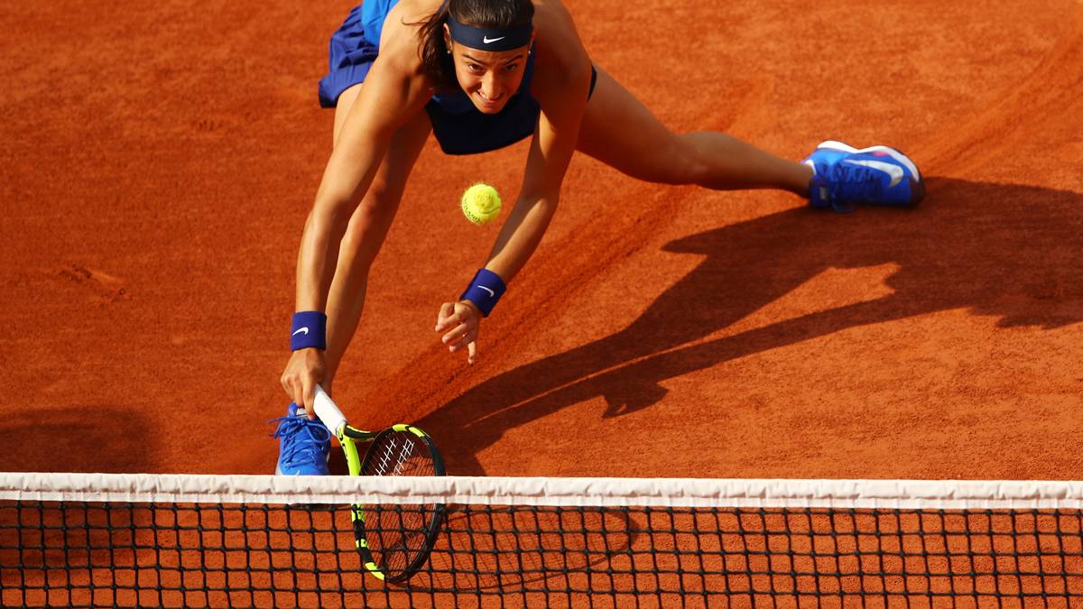 Akrobatik und Körperkontrolle ist in Paris gefragt - in Perfektion vorgeführt von Caroline Garcia im Spiel gegen Agnieszka Radwanska