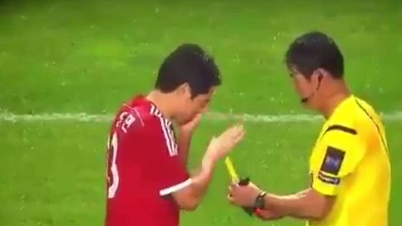 Schiri lässt Spieler Karte ziehen