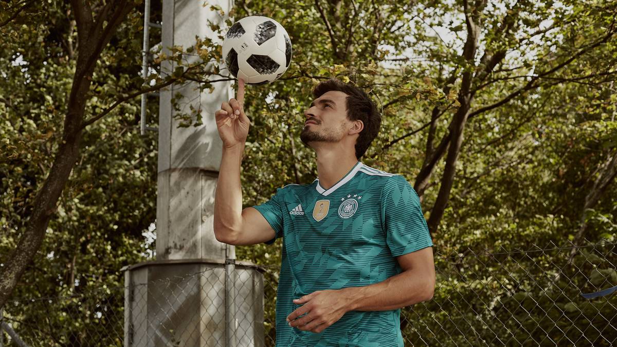 Mats Hummels scheint mit dem neuen Outfit jedenfalls genauso zufrieden...
