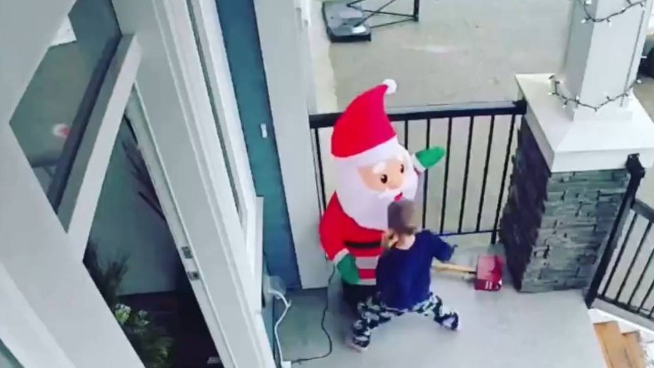 Prügel für Santa! Wird dieser Knirps der neue Mike Tyson?