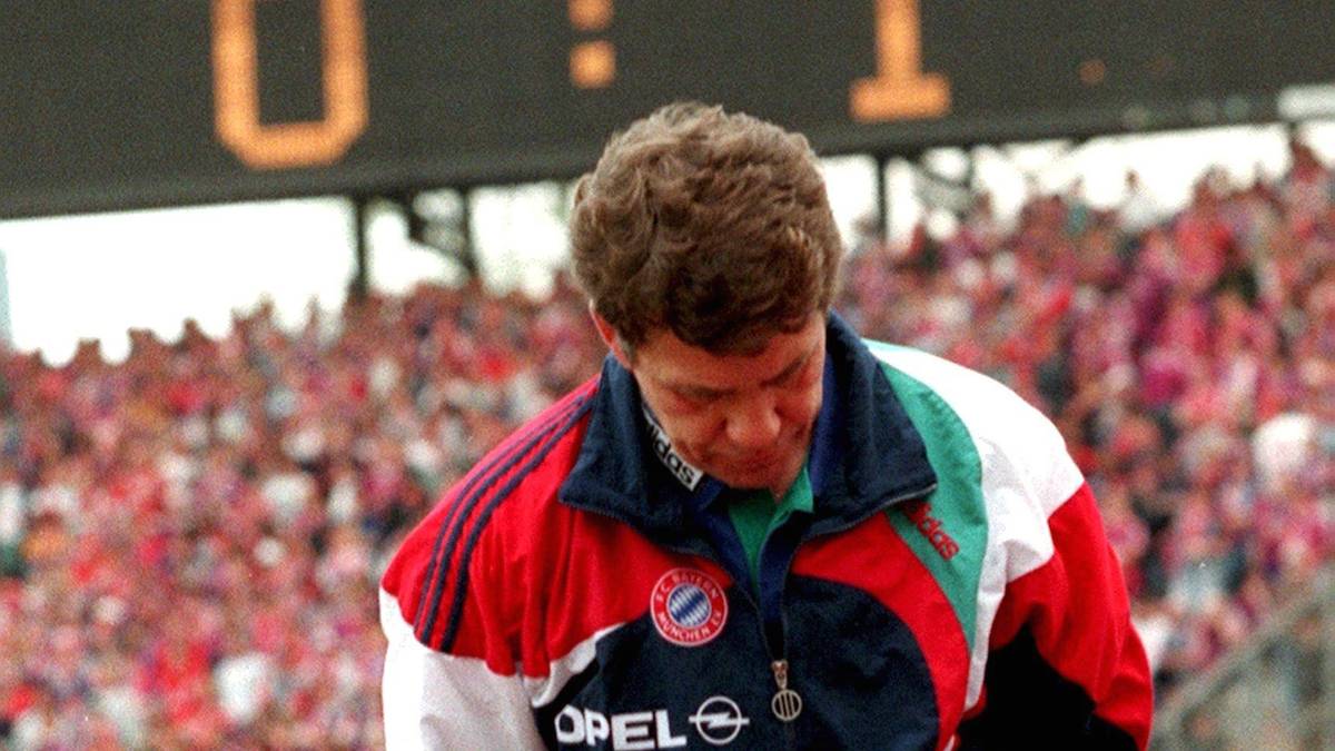 Trotz des zweiten Tabellenplatzes und der Finalteilnahme im UEFA-Cup wird er entlassen. Franz Beckenbauer übernimmt, gewinnt den UEFA-Pokal und heimst zusätzlich die Lorbeeren ein