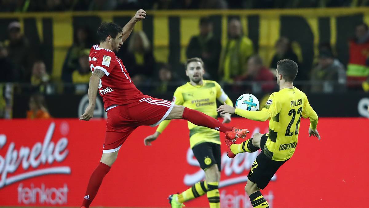 Das Spiel nimmt sofort Fahrt auf. Javi Martinez (l.) und Julian Weigl kämpfen um den Ball