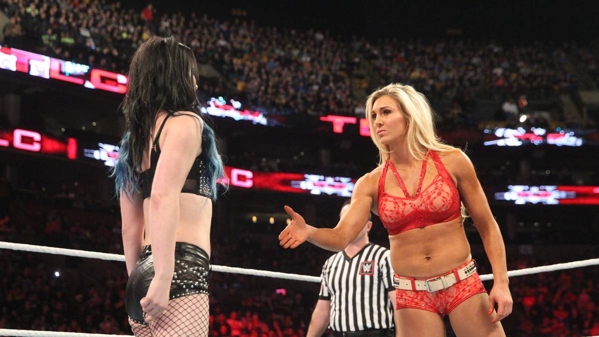Seit Neuestem legt die Tochter von Ric Flair nicht mehr unbedingt Wert auf Befolgung aller Regeln - dieses Handshake-Angebot an Gegnerin Paige ist folglich nicht vertrauenswürdig