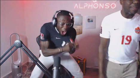 Alphonso Davies schaut auf seinem Twitch-Kanal das WM-Quali-Spiel Kanada gegen die USA. Nach dem 2:0 von Sam Adekugbe lässt der Bayern-Star seinen Emotionen freien Lauf.