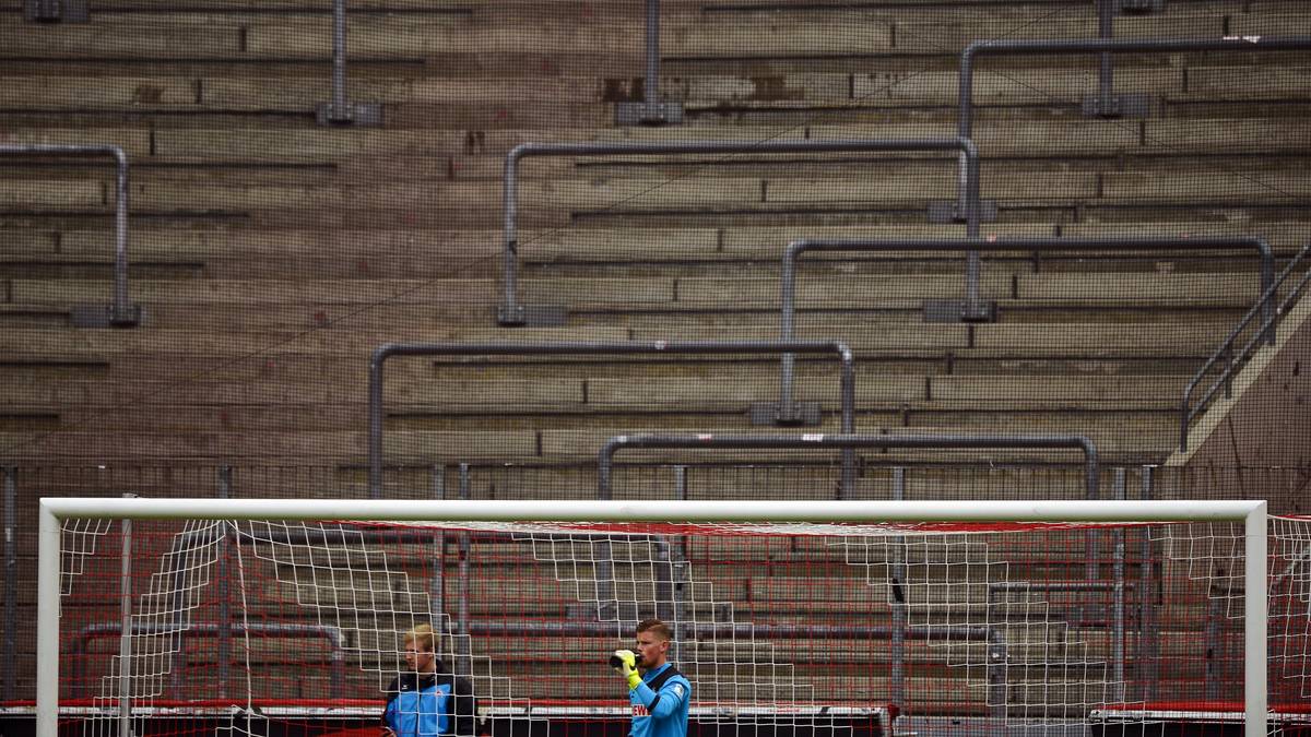 In der Südkurve bleiben wieder zwei Fanblöcke leer - als Strafe für die Ausschreitungen Kölner Anhänger beim Derby in Mönchengladbach. Dennoch ist die Stimmung im Stadion wieder prächtig