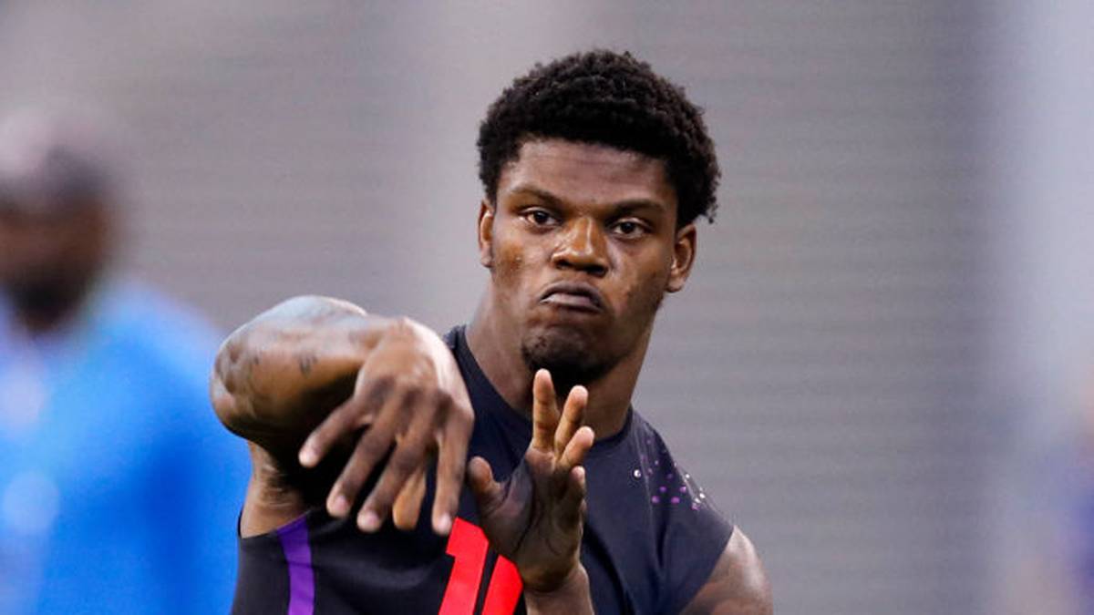 Trotzdem waren viele Experten skeptisch, was seine NFL-Aussichten anging. Manch einer legte ihm sogar einen Positionswechsel auf Receiver oder Running Back nahe, beim Combine verzichtete er extra auf Sprints, um seine Passqualität in den Vordergrund zu stellen