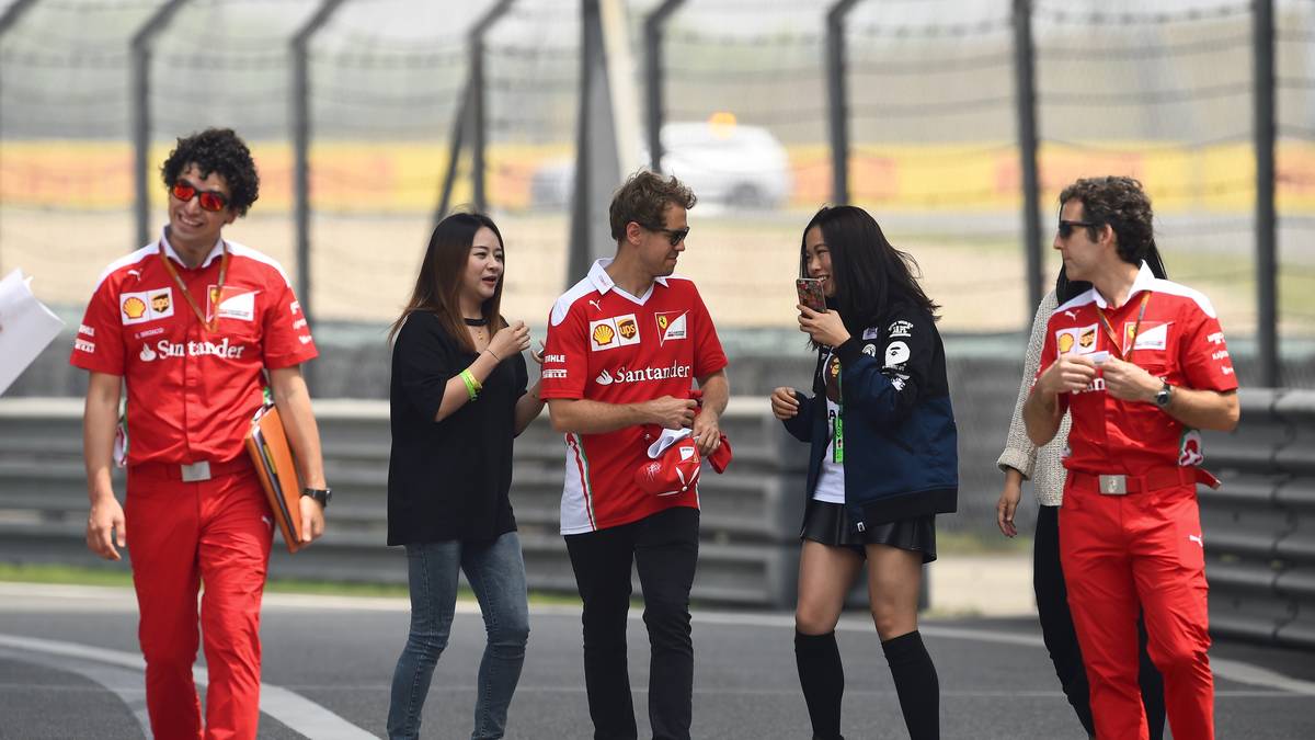 Sebastian Vettel erfährt derweil wie sich Popstars einer Boyband fühlen und muss sich mit einigen chinesischen Groupies auseinandersetzen. Vettel reagiert darauf aber gewohnt locker