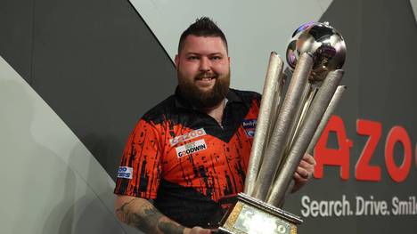 Bei der Darts-WM 2023 feiert Michael Smith im dritten Versuch seinen ersten Finalsieg. Nun will der Engländer ein Versprechen einlösen, das er bereits vor einiger Zeit gegeben hat.