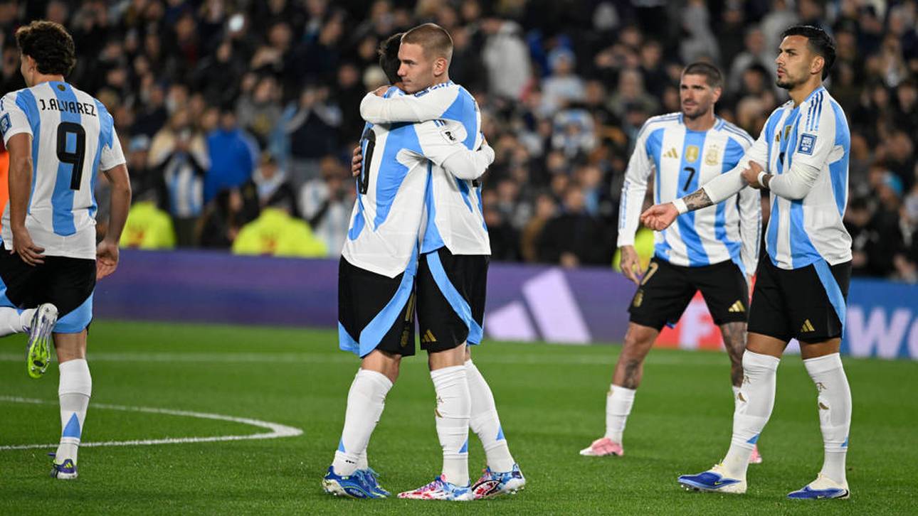 Nach dem Spiel umarmten sich Franco Mastantuono und Lionel Messi