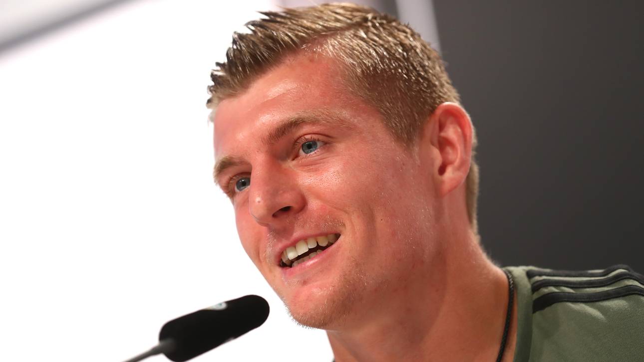 Kroos lächelt Wechselgerüchte weg