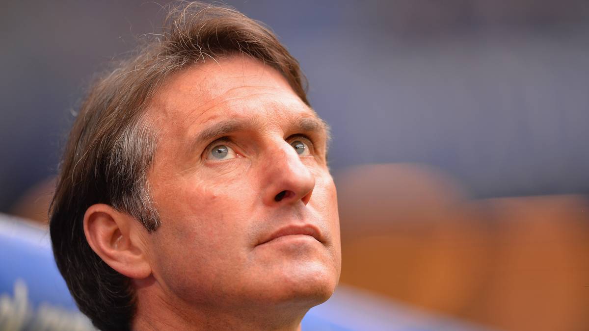 Mit nur 25 Punkten steht Trainer Labbadia vor dem zweiten Spiel nach seiner Rückkehr mit dem Hamburger SV vor dem Heimspiel gegen den FC Augsburg auf Platz 18. Da kann der Blick ja nur nach oben gehen