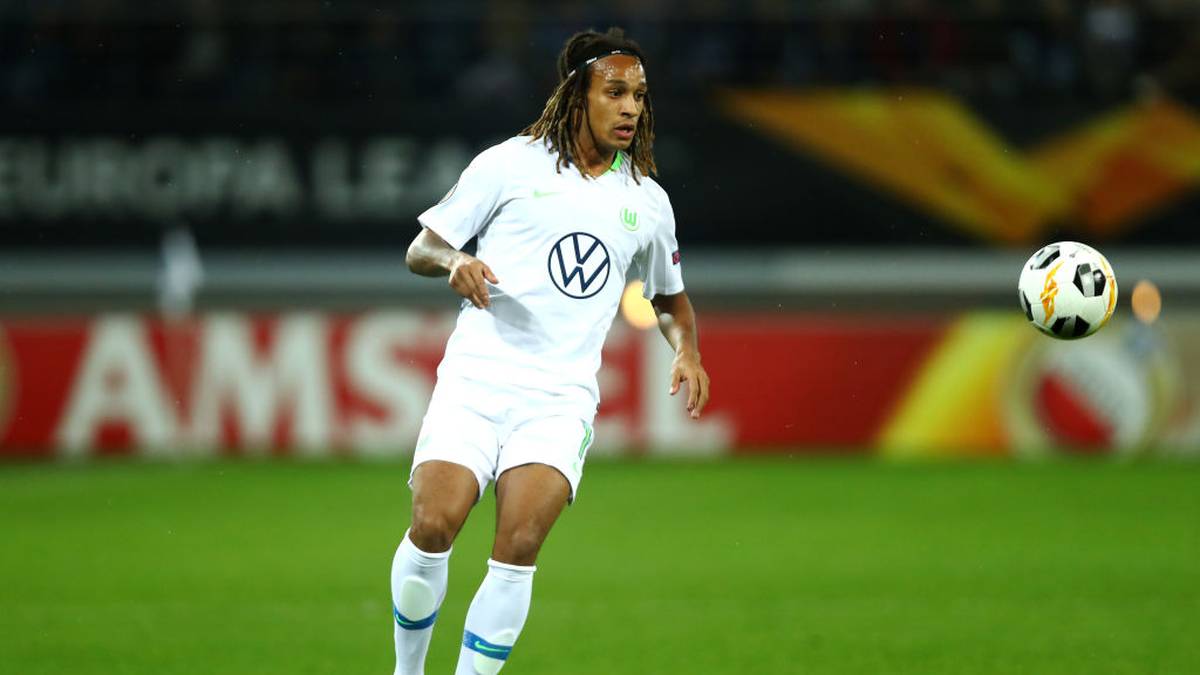 VFL WOLFSBURG - KEVIN MBABU: Der Rechtsverteidiger lieferte beim FC Basel zwei Jahre lang ab. In Wolfsburg zündete der Schweizer bislang noch nicht. Die Ablösesumme von neun Millionen Euro könnte sich in der Rückrunde aber noch lohnen, denn in den letzten drei Spielen vor der Winterpause durfte er über 90 Minuten ran - und sicherte mit seinem Premierentreffer beim 1:1 gegen den FC Schalke einen Punkt