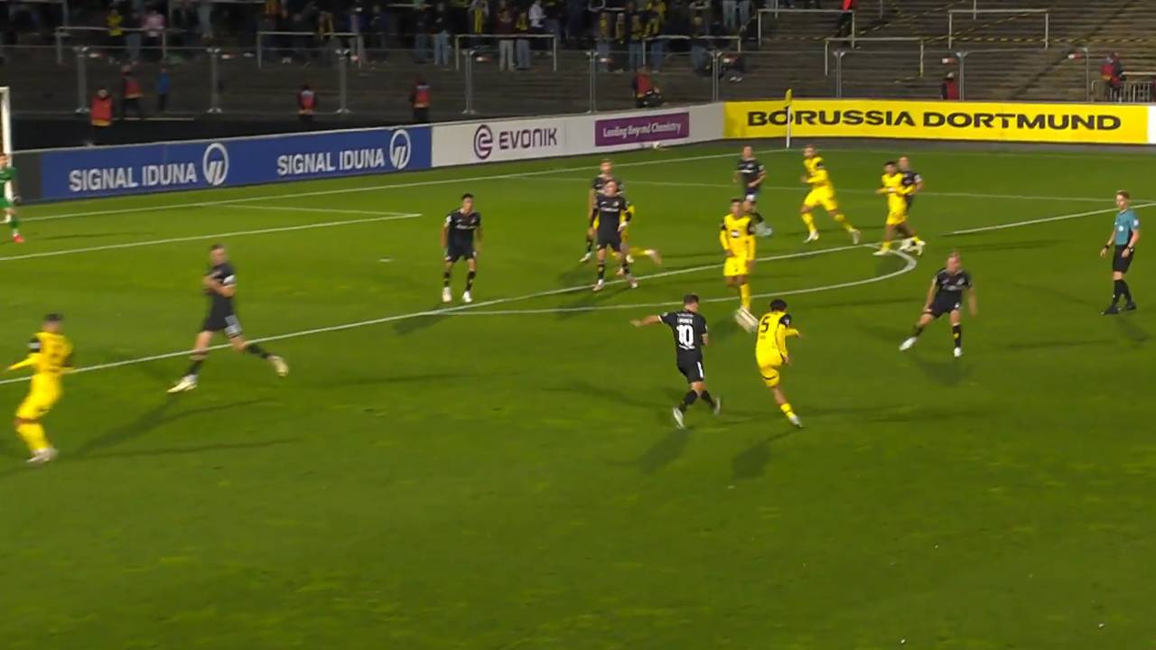 Was für ein Schlenzer! BVB-Talent fasst sich ein Herz und trifft traumhaft