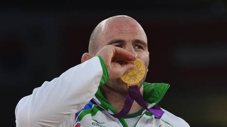 Artur Taymazov mit seiner Goldmedaille 2012, die ihm jetzt aberkannt wurde