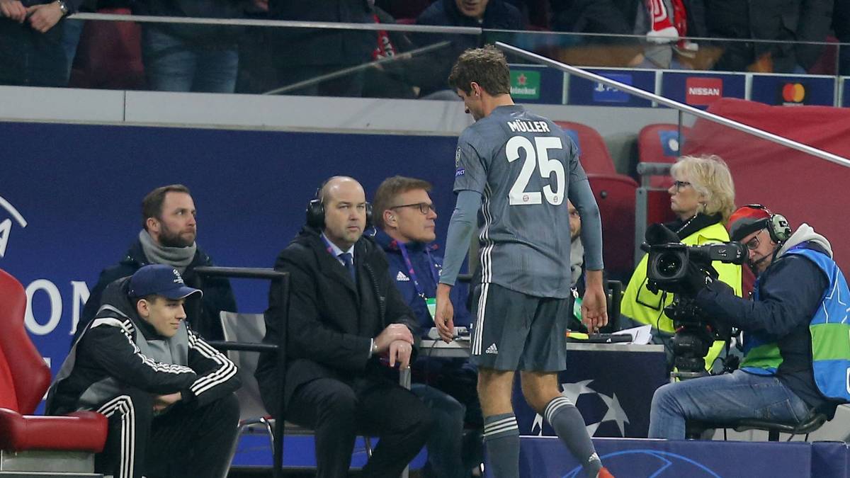 Es hätte ein schöner Abend für Thomas Müller werden sollen. Bei Ajax Amsterdam bestritt der Nationalspieler sein 105. Champions-League-Spiel für die Münchner. Kein Bayern-Akteur hat mehr. Doch Müllers Spiel endete in der 75. Minute