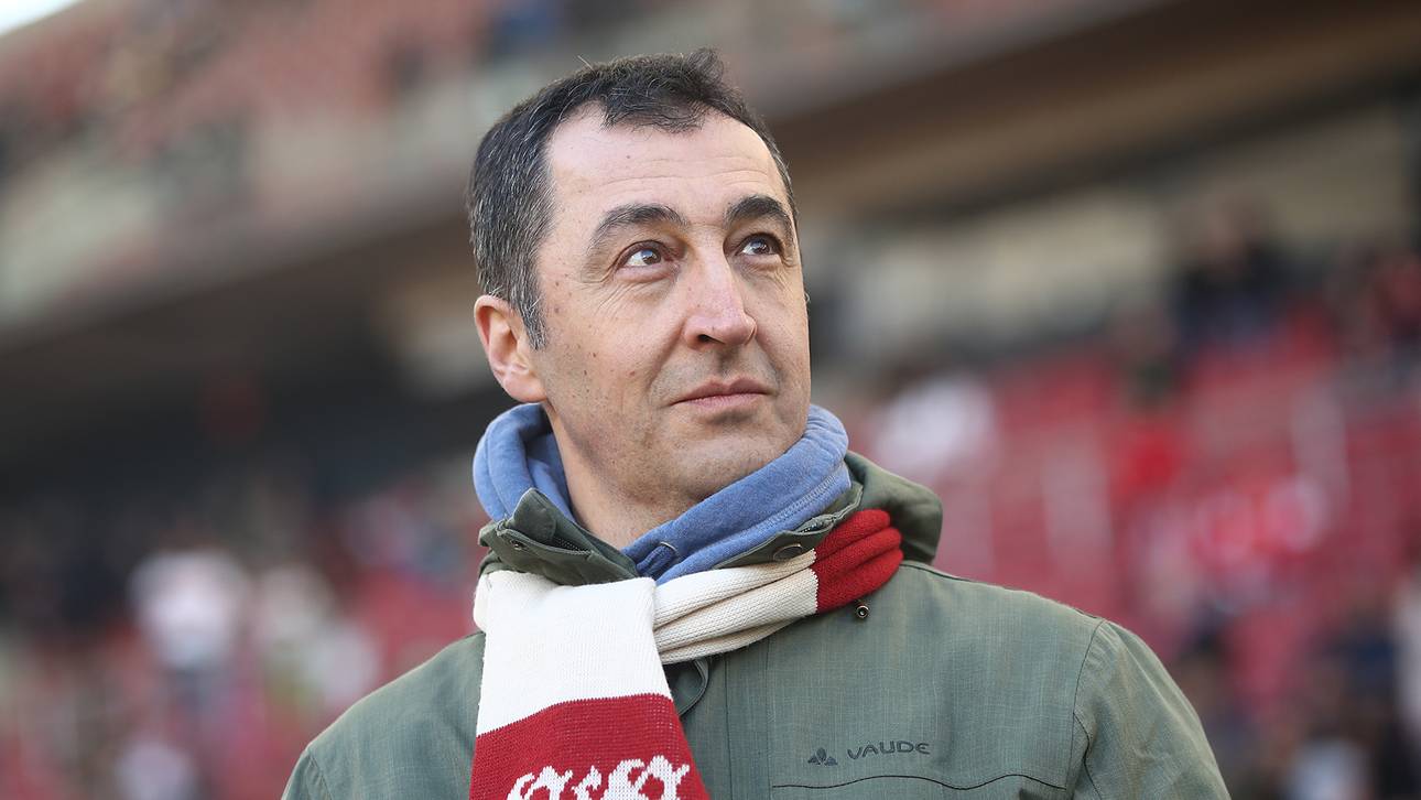 Grünen-Politiker Cem Özdemir, Fan des VfB Stuttgart, drückt bei der WM Deutschland die Daumen