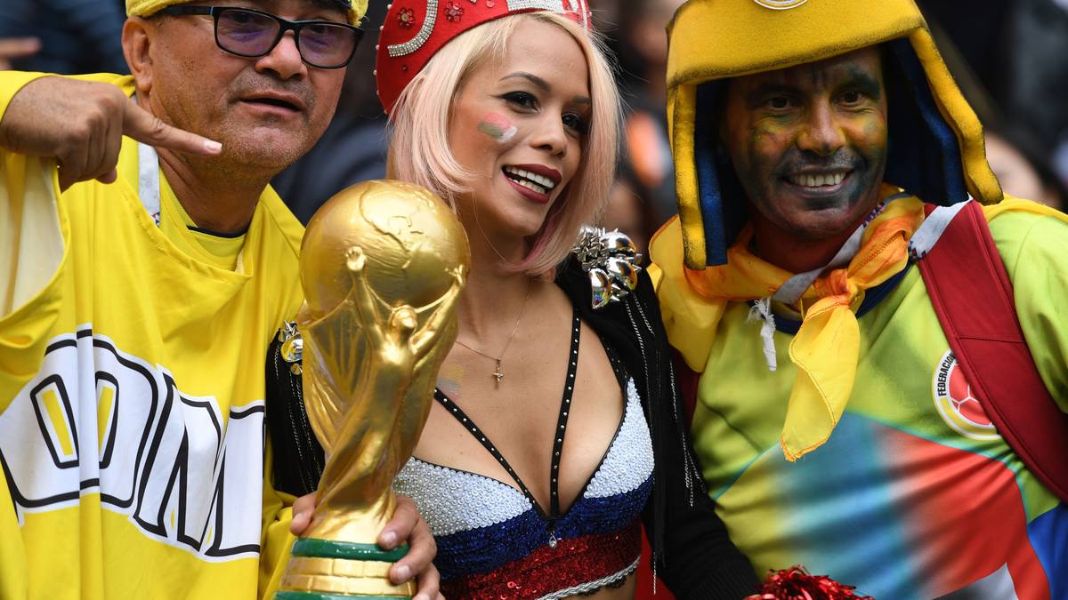 Ohne verrückte Kopfbedeckungen geht nichts! Diese Russin posiert mit Fans aus Kolumbien