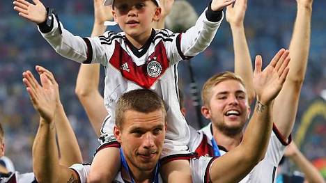 Noch einmal so jubeln wie in Brasilien - das wünscht Lukas Podolski auch seinem Sohnemann Louis.