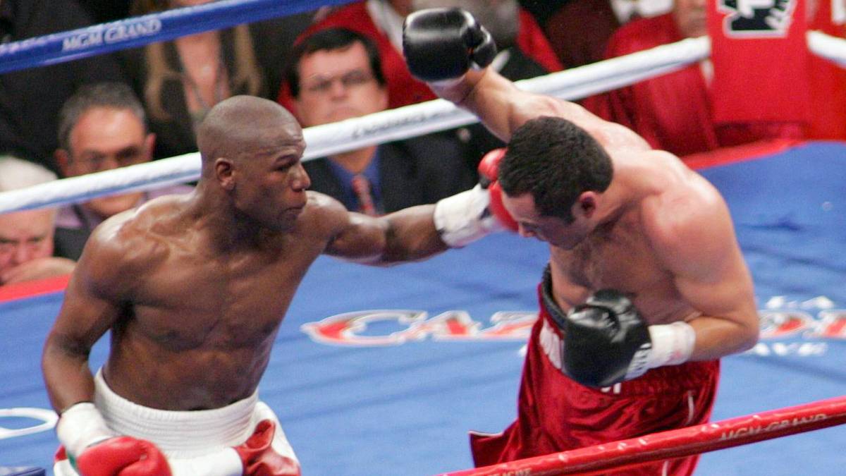 Auch der Halbmittelgewichts-Weltmeister de la Hoya (WBC) kann den ungeschlagenen Mayweather nicht stoppen, er siegt nach Punkten...