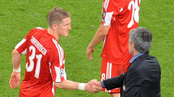 Jose Mourinho (rechts) bedankt sich bei Bastian Schweinsteiger 