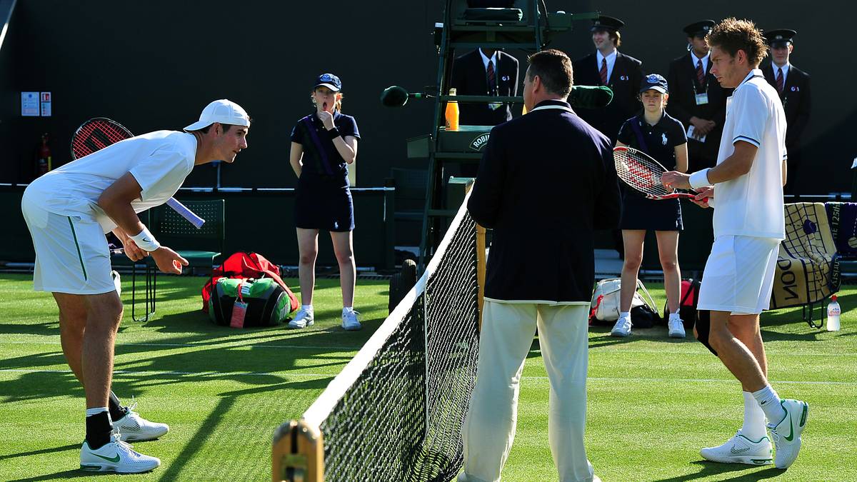  Alleine dieser Durchgang dauerte acht Stunden und elf Minuten und damit deutlich länger als das vorherige Rekordmatch. Zweimal muss die Partie wegen Dunkelheit abgebrochen werden. Beim Stand von 47:47 streikt sogar die Anzeigetafel. Die Tenniswelt feierte anschließend "zwei Gewinner"