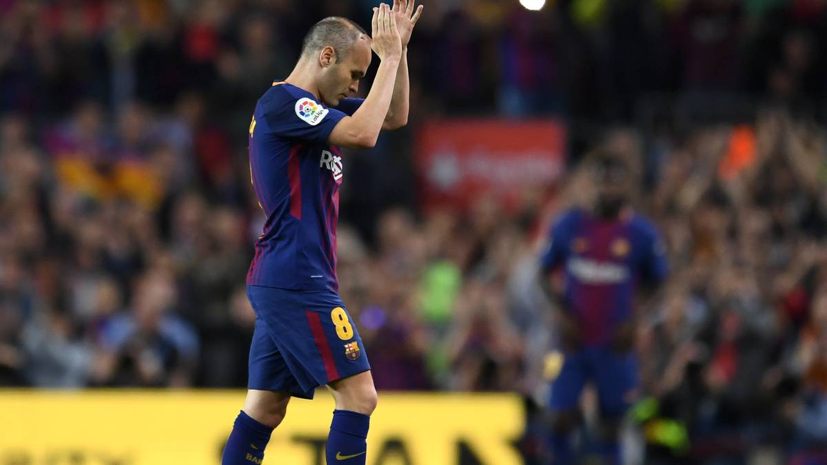 Bei all den Emotionen darf die Auswechslung von Andres Iniesta nicht fehlen. Für ihn ist es der vorerst letzte Clasico, er verlässt Barca zum Saisonende 