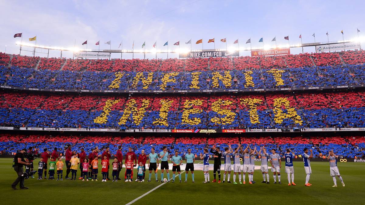 Mit einer gigantischen Choreografie werden die beiden Teams - und natürlich vor allem Iniesta - vor dem Spiel begrüßt. "Iniesta unendlich" ist in riesigen Buchstaben auf der Tribüne zu lesen...
