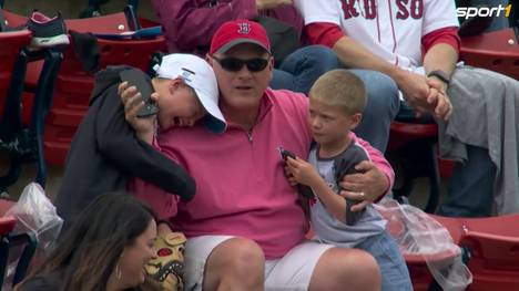 Es ist der Traum eines jeden Baseball-Fans: Einmal bei einem Spiel einen Ball fangen! Dieser kleine Junge hat die Bedeutung davon anscheinend noch nicht verstanden - was für bittere Tränen sorgt.