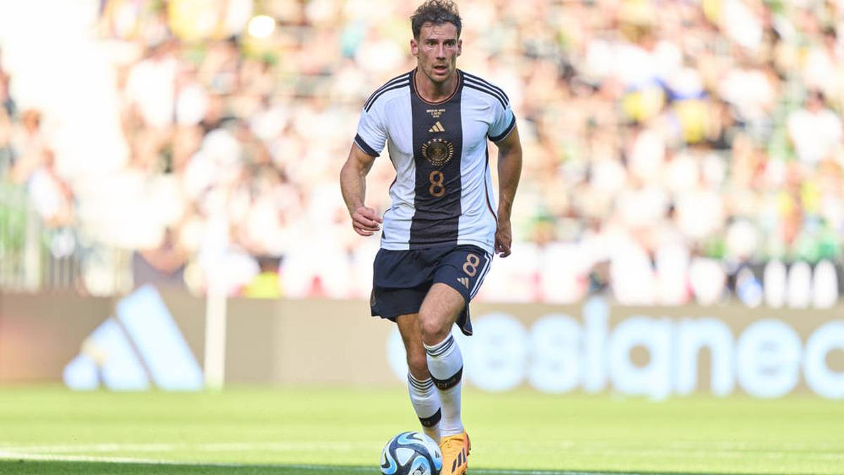 Für das Heimtrikot bei der WM 2022 setzte man auf Weiß mit einem großen schwarzen Streifen in der Mitte. Goldene Akzente veredelten das Trikot.