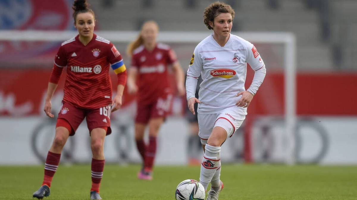 Anja Pfluger (r., hier im Spiel gegen den FC Bayern)  startete ihre Profikarriere 2011 beim FC Bayern II