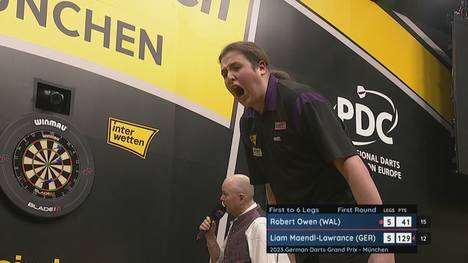 Der deutsche Teenager Liam Maendl-Lawrence sorgt beim German Darts Grand Prix für Aufsehen! Er schlägt Robert Owen im Decider und kommt eine Runde weiter.