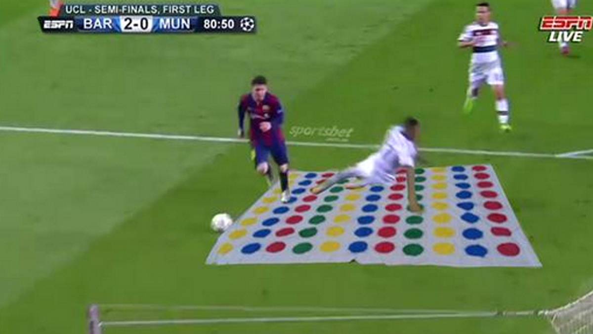 Messi spielt mit Boateng Twister - der Verteidiger muss dabei mit der rechten Hand auf das grüne Feld und mit dem Gesicht auf rot