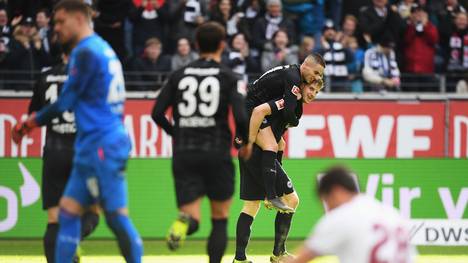 Martin Hinteregger feiert sein Siegtor gegen den 1. FC Nürnberg
